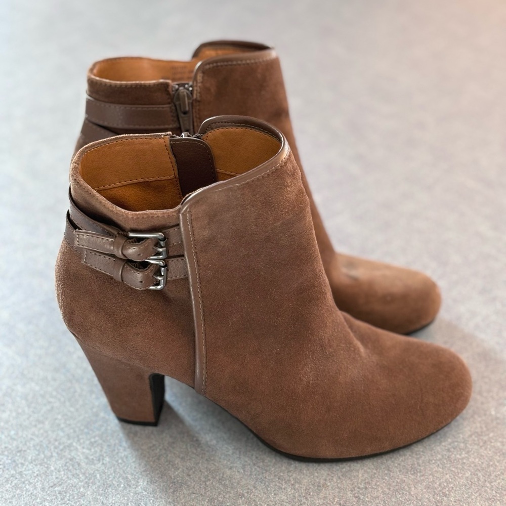 Sofft Women’s Suede Leather Booties Size 8 EUC